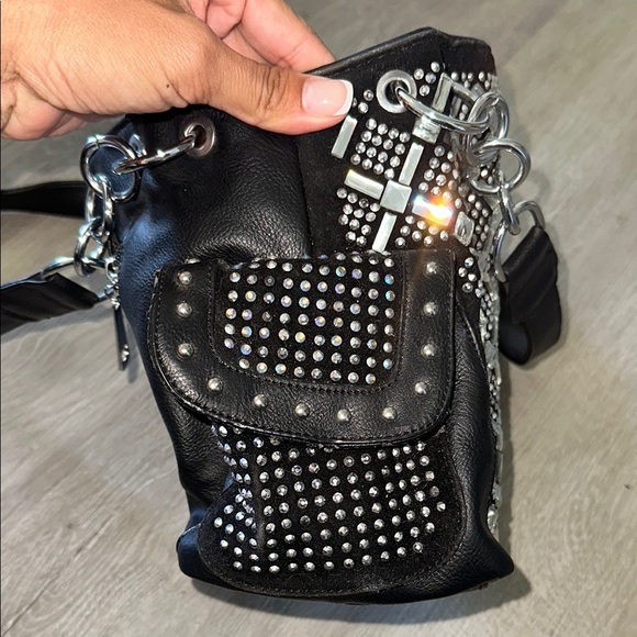 Stylish Black and White Handbag - Picture 6 of 9